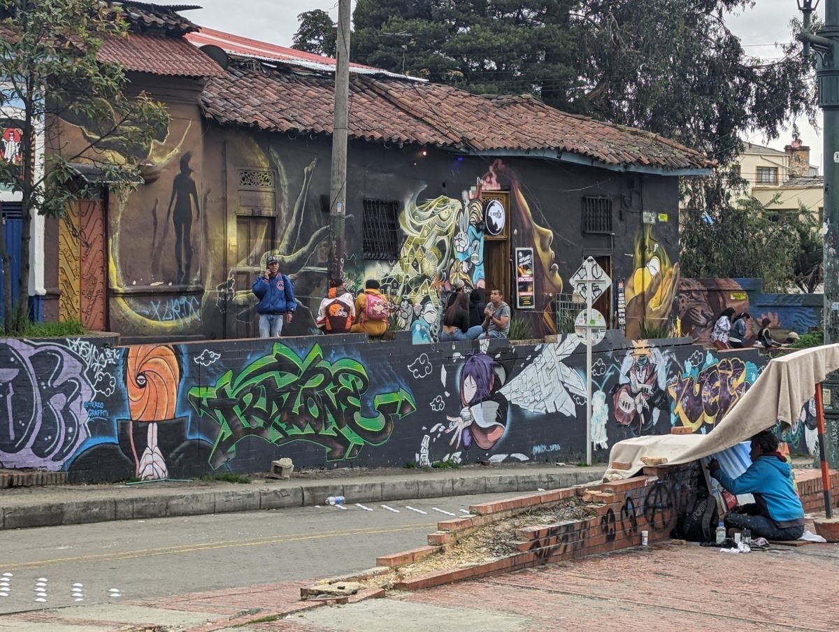 Kolonialny dom i mur pokryte graffiti w okolicy Chorro de Quevedo w Bogocie