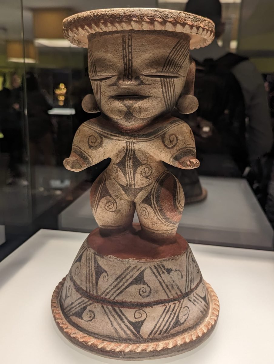 Gliniana figurka siedzącej postaci w kapeluszu w Muzeum Złota w Bogocie
