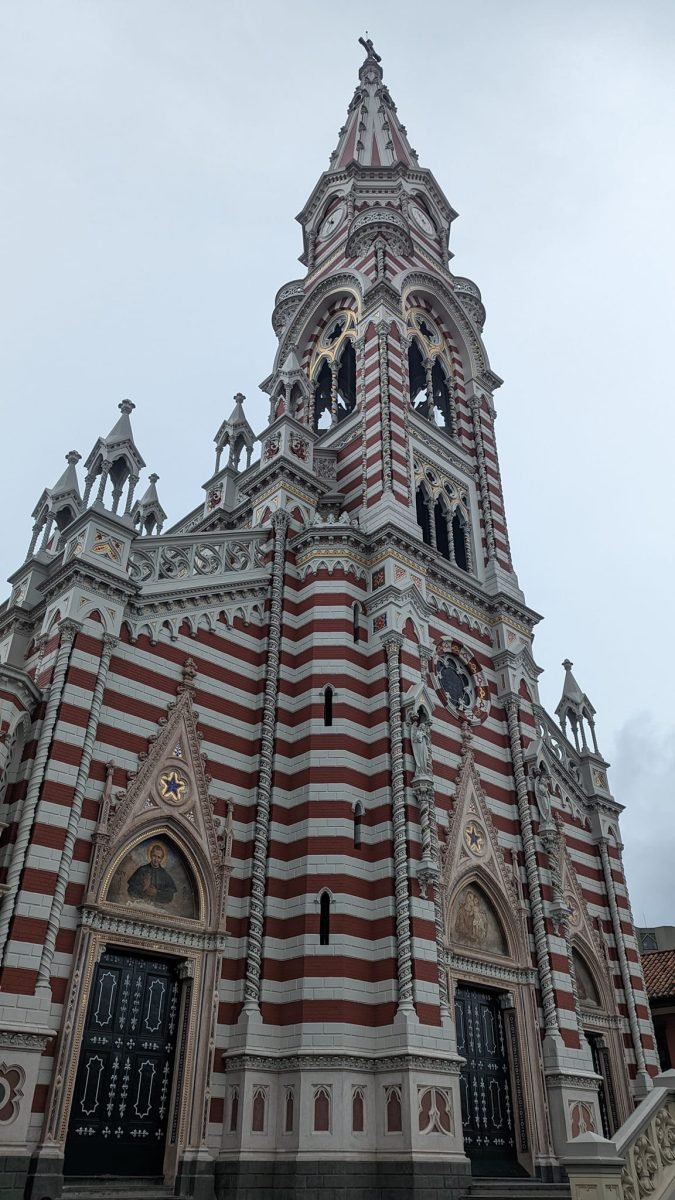Kościół Nuestra Señora del Carmen w biało-czerwone pasy w dzielnicy La Candelaria w Bogocie