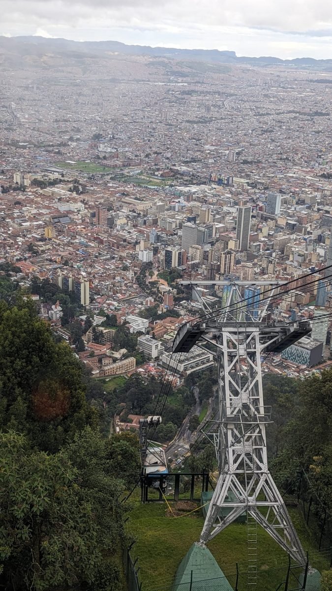 Bogota z Monserrate – miasto aż po horyzont i słup kolejki linowej na zboczu