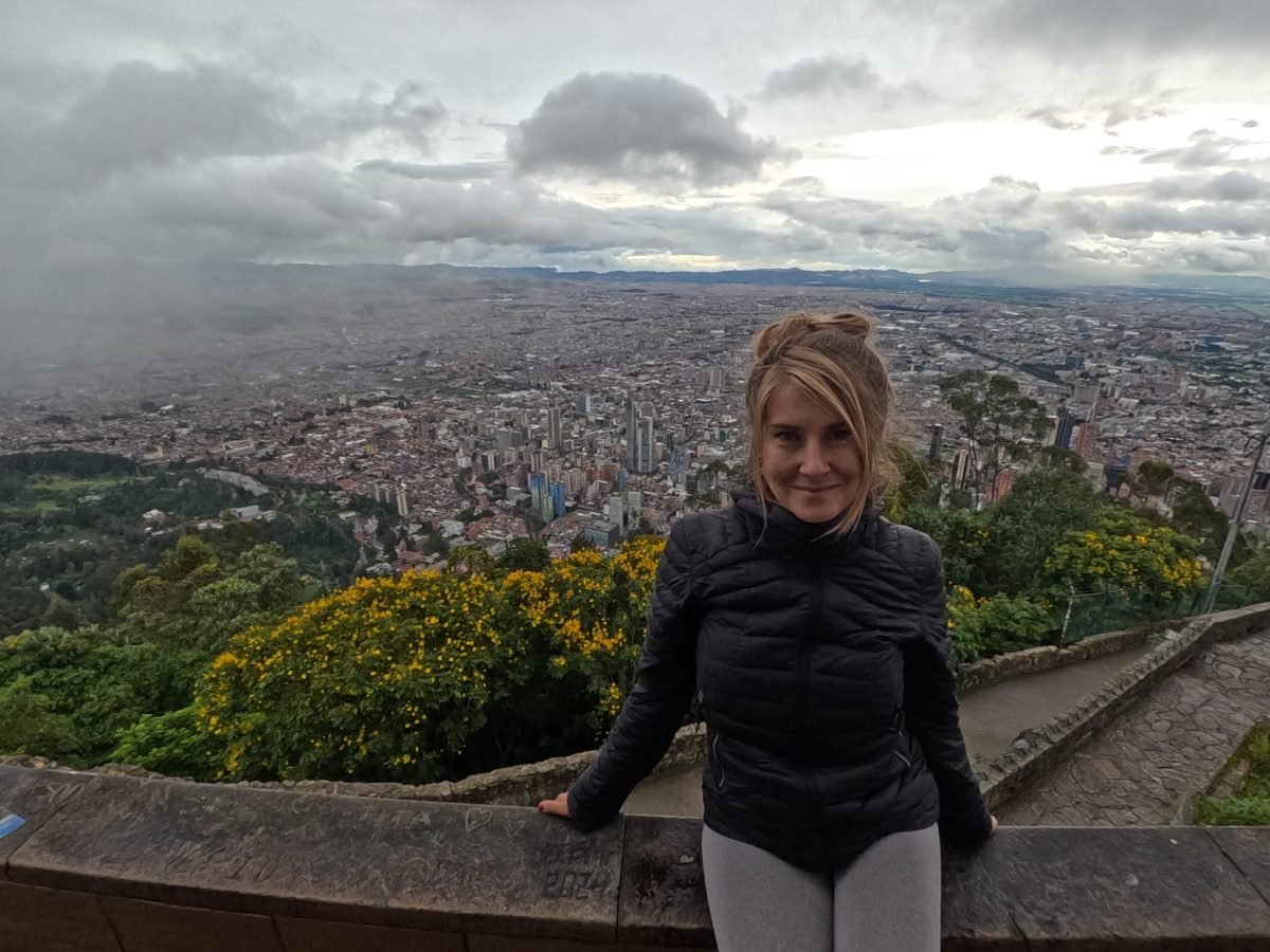 Patrycja na tarasie widokowym Monserrate, za nią panorama Bogoty pod chmurami