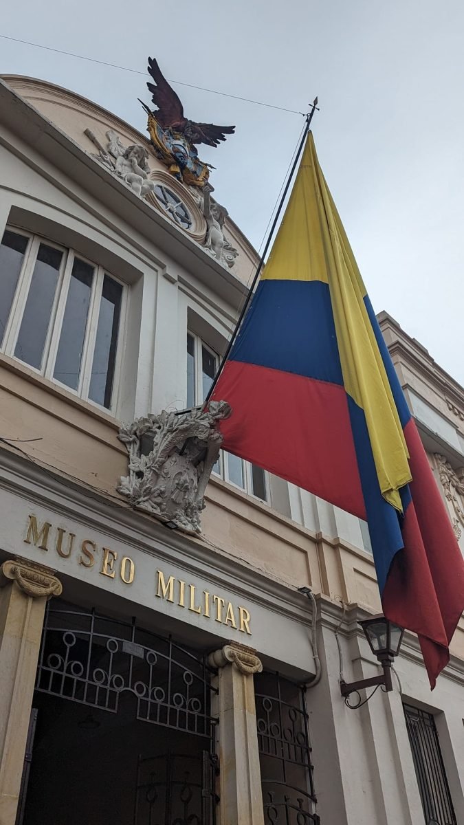 Wejście do Muzeum Militarnego w Bogocie z flagą Kolumbii i rzeźbą orła nad fasadą
