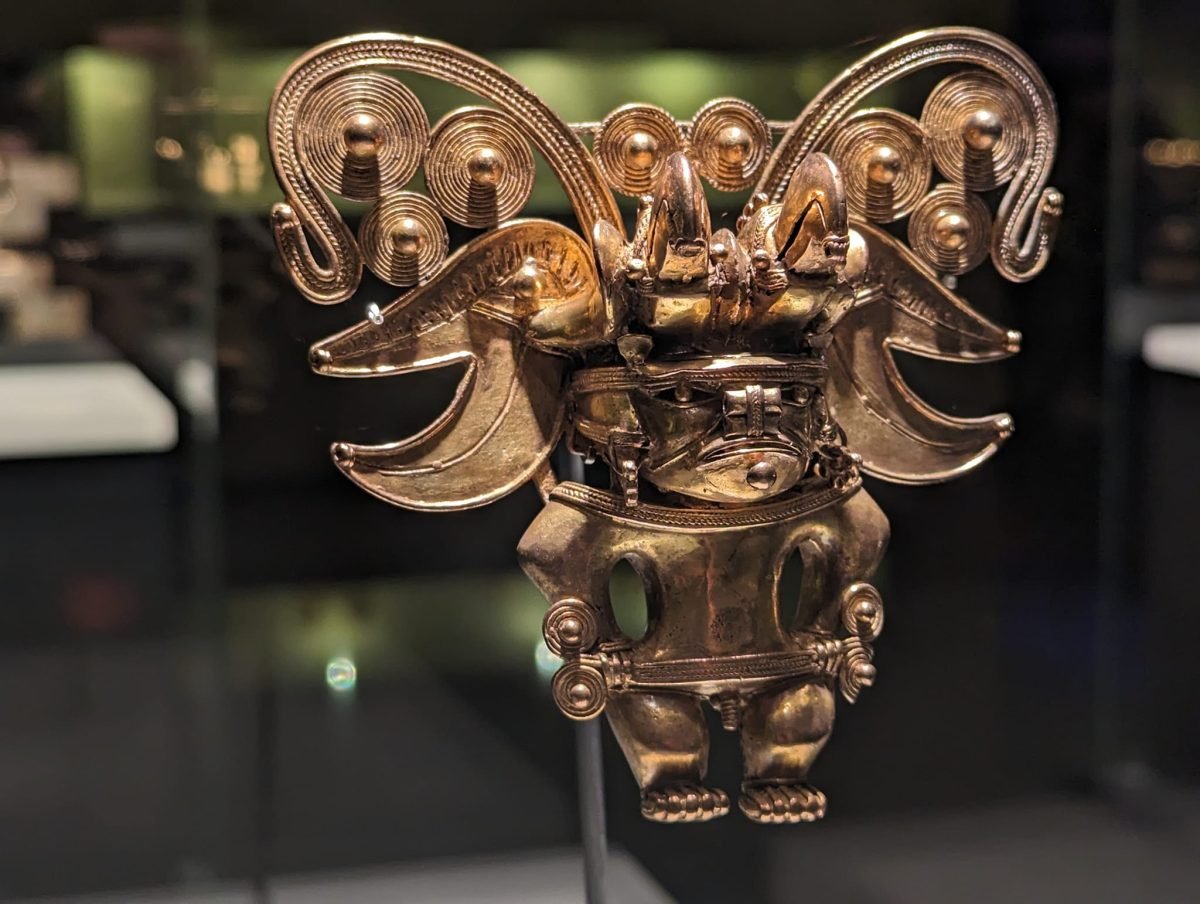 Misterna złota zawieszka z postacią i spiralnymi ozdobami w Muzeum Złota w Bogocie