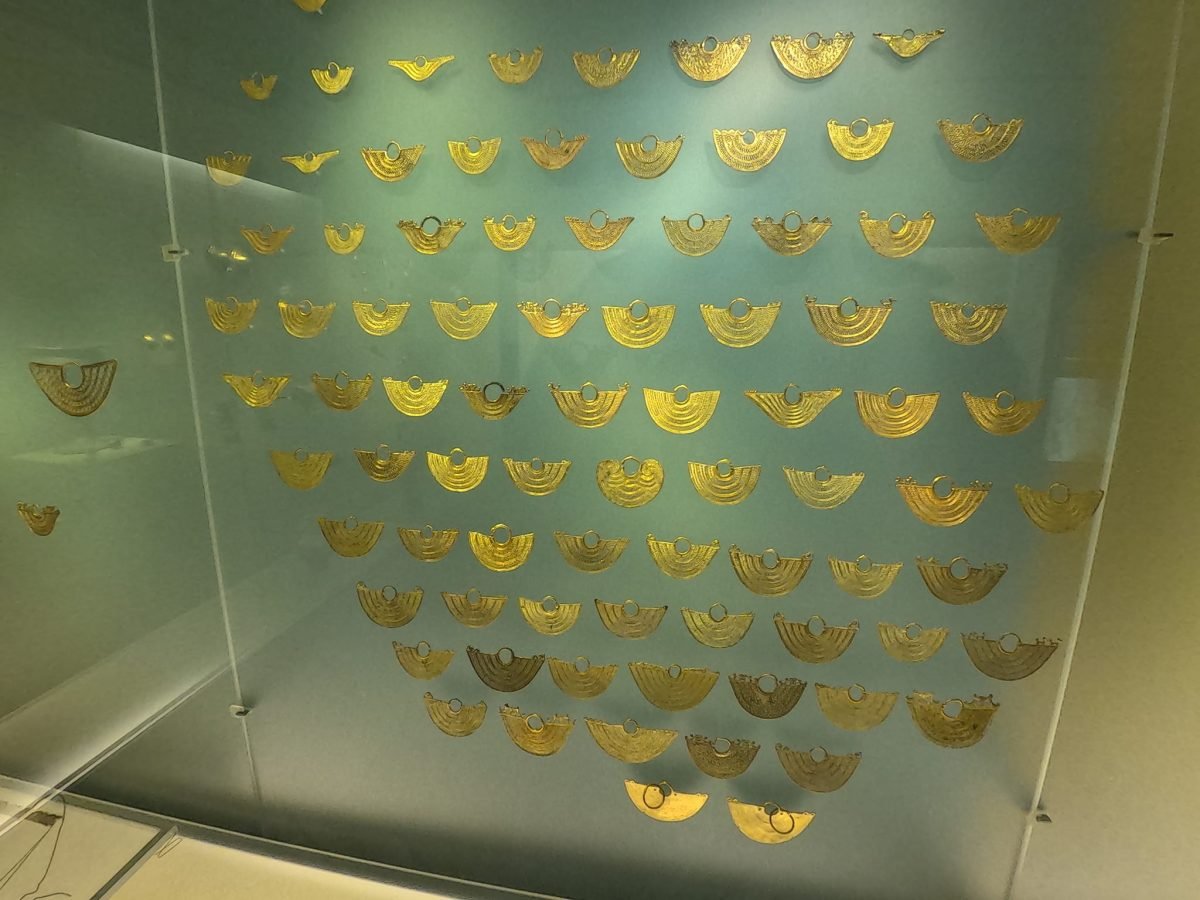 Gablota w Muzeum Złota w Bogocie wypełniona rzędami złotych ozdób w kształcie półksiężyców