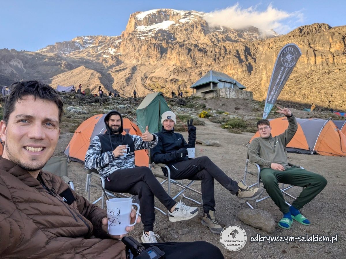 Odpoczynek na krzesłach przed namiotami w Barranco Camp pod ścianą Kibo