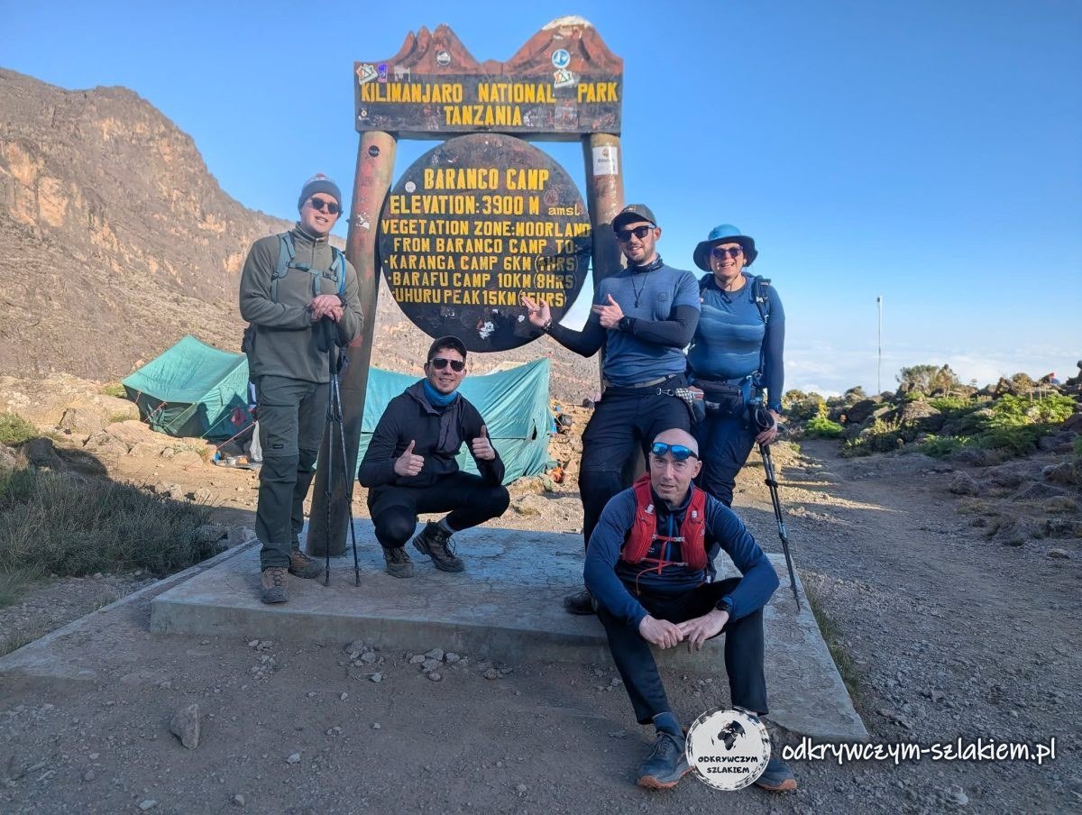 Uczestnicy wyprawy przy tablicy Barranco Camp (3900 m n.p.m.)