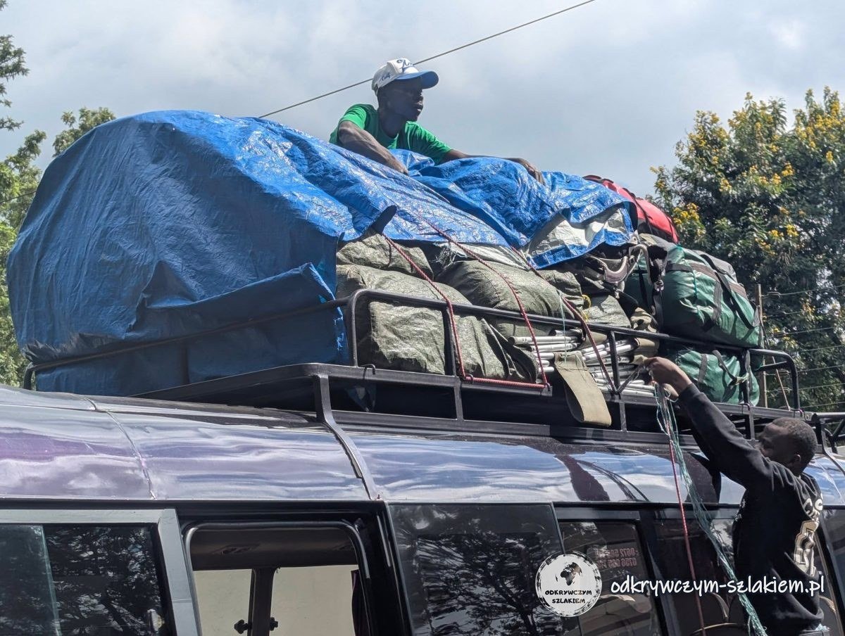 Bagaże ekipy pakowane na dach busa przed wyjazdem z Moshi pod Kilimandżaro