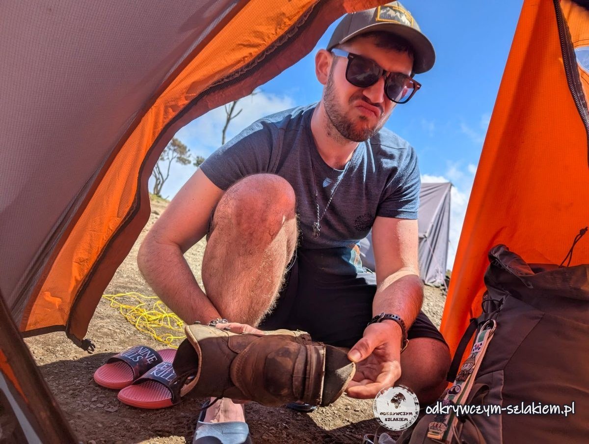 Rozklejony but trekkingowy oglądany w wejściu do namiotu w Shira Cave Camp