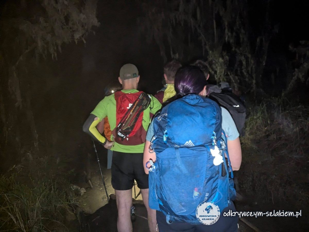 Ostatni odcinek pierwszego dnia trekkingu po zmroku w świetle czołówek