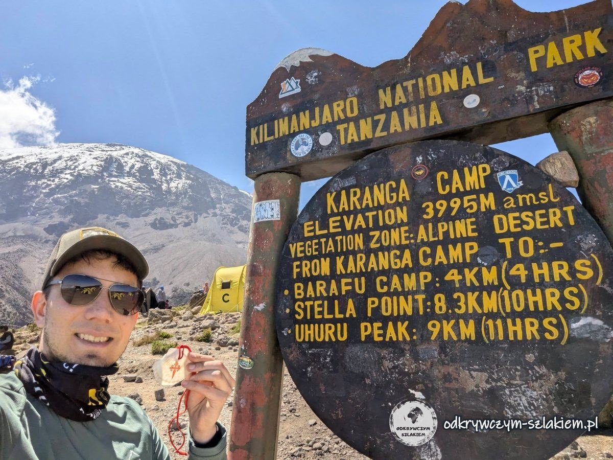 Maciek przy tablicy Karanga Camp (3995 m n.p.m.) – do Uhuru Peak 9 km i 11 godzin