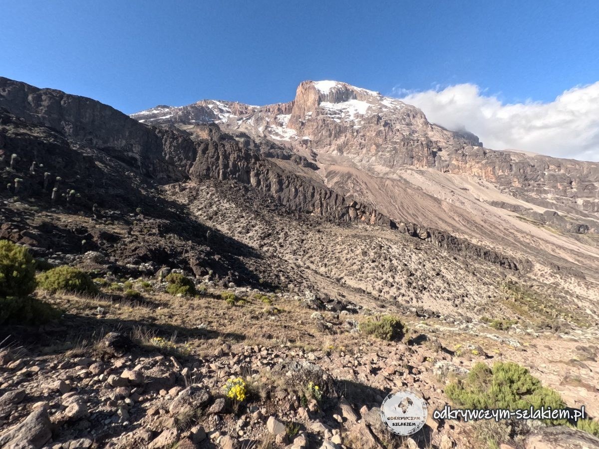 Kibo i dolina pod Barranco Camp w popołudniowym słońcu