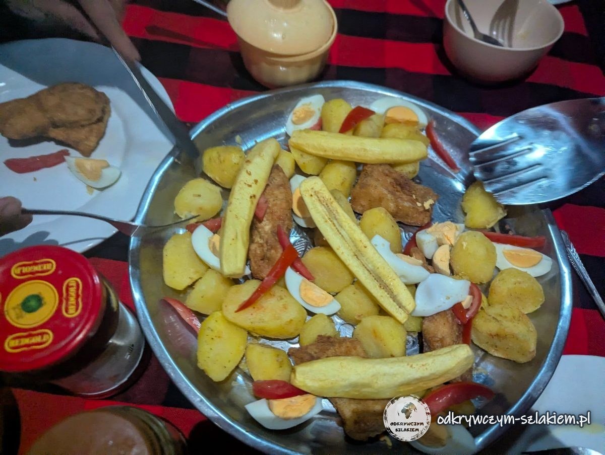 Pierwsza kolacja na szlaku – ziemniaki, smażone banany i jajka w Machame Camp