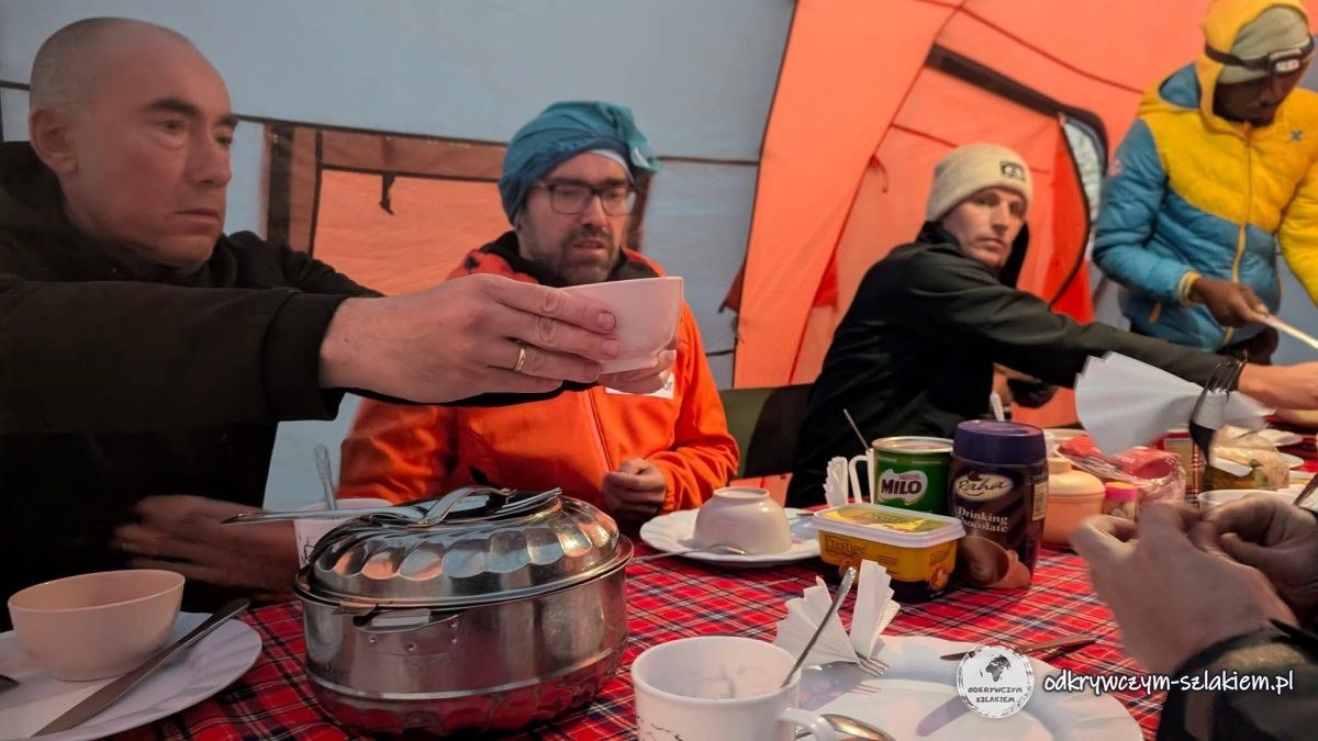 Kolacja w namiocie-mesie w Barranco Camp