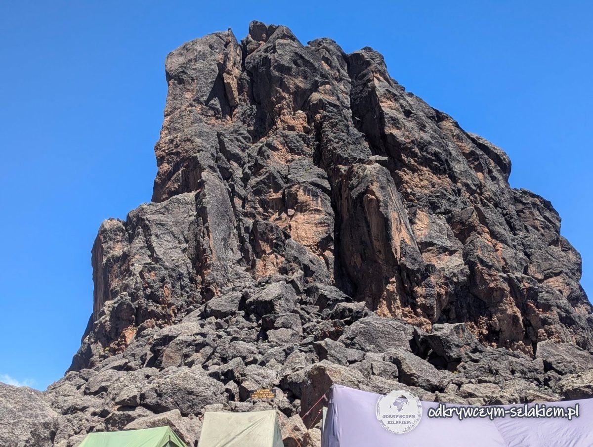 Skała Lava Tower wznosząca się nad obozem na wysokości ok. 4630 m n.p.m.