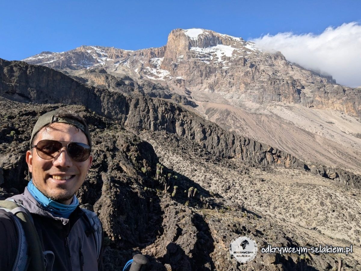 Selfie na tle urwisk i lodowców Kibo w drodze do Barranco Camp