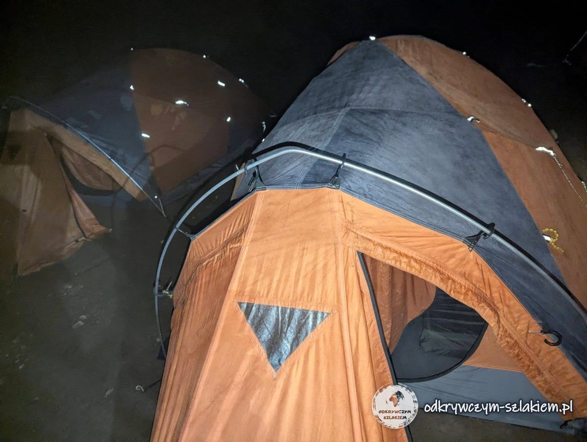 Namioty w Machame Camp nocą po pierwszym dniu trekkingu