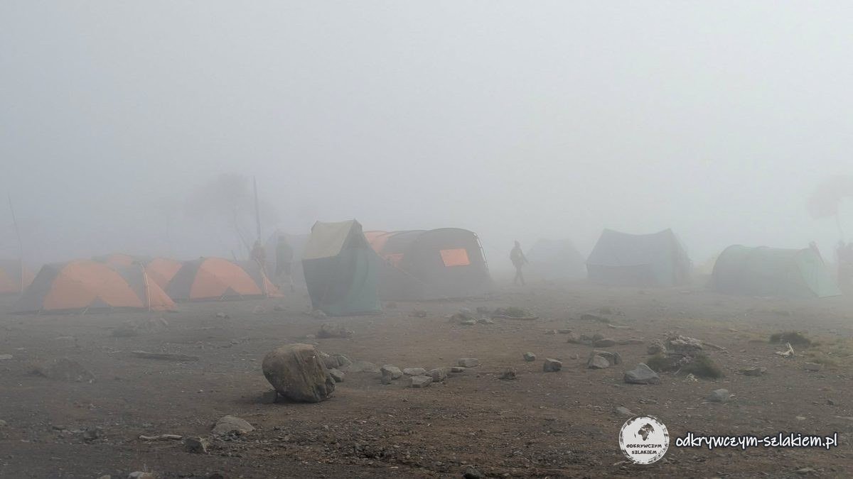 Namioty w Shira Cave Camp znikające we mgle wieczorem