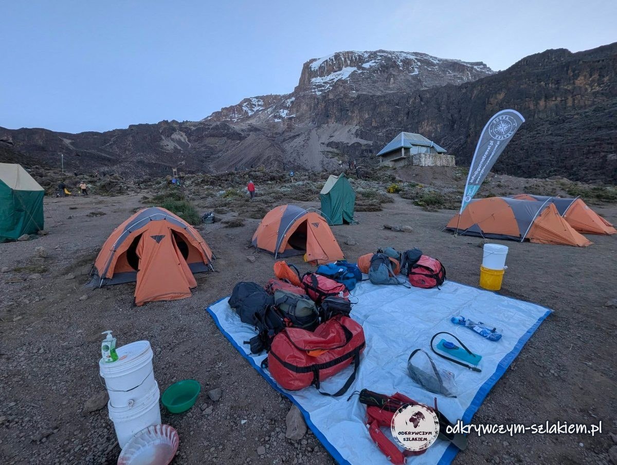 Poranne pakowanie toreb na plandece w Barranco Camp z widokiem na Kibo