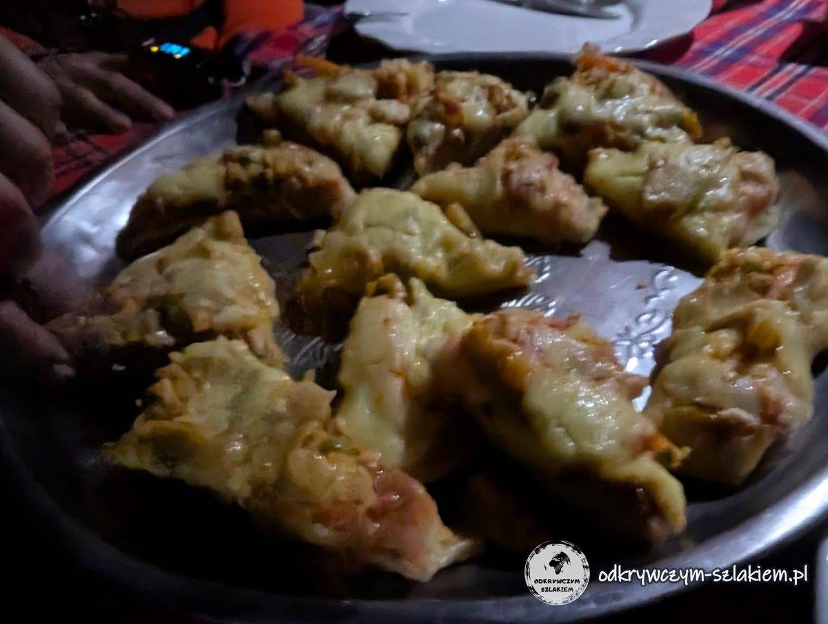 Pizza przygotowana przez kucharzy w Karanga Camp na wysokości blisko 4000 m n.p.m.
