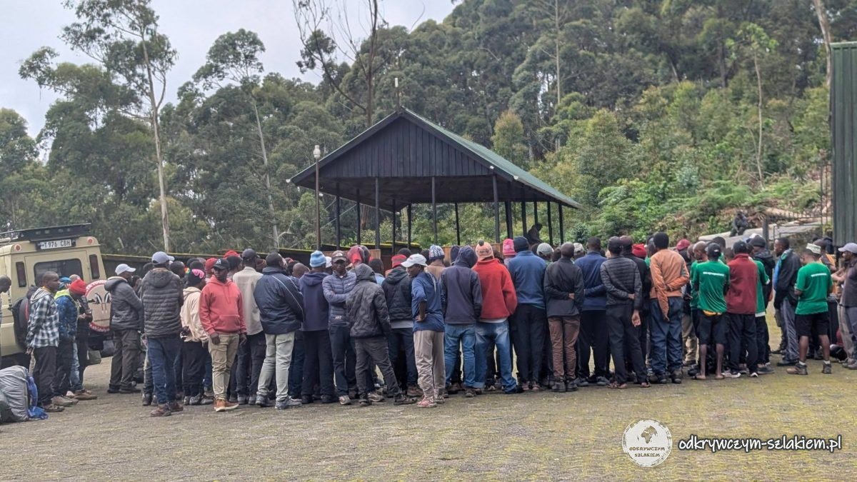 Tragarze i przewodnicy zebrani przy Machame Gate przed wyjściem na szlak