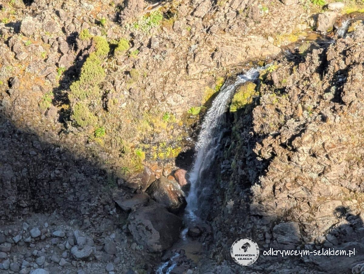 Niewielki wodospad u podnóża Barranco Wall