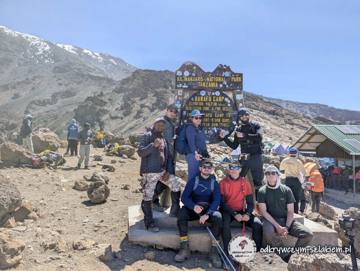 Nasza ekipa przy tablicy Barafu Camp (4673 m n.p.m.)