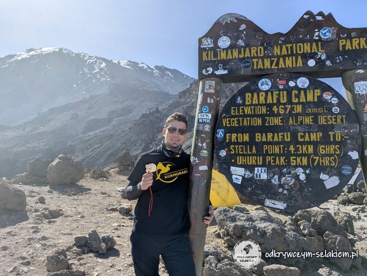 Maciek przy tablicy Barafu Camp (4673 m n.p.m.) – do Uhuru Peak 5 km i 7 godzin