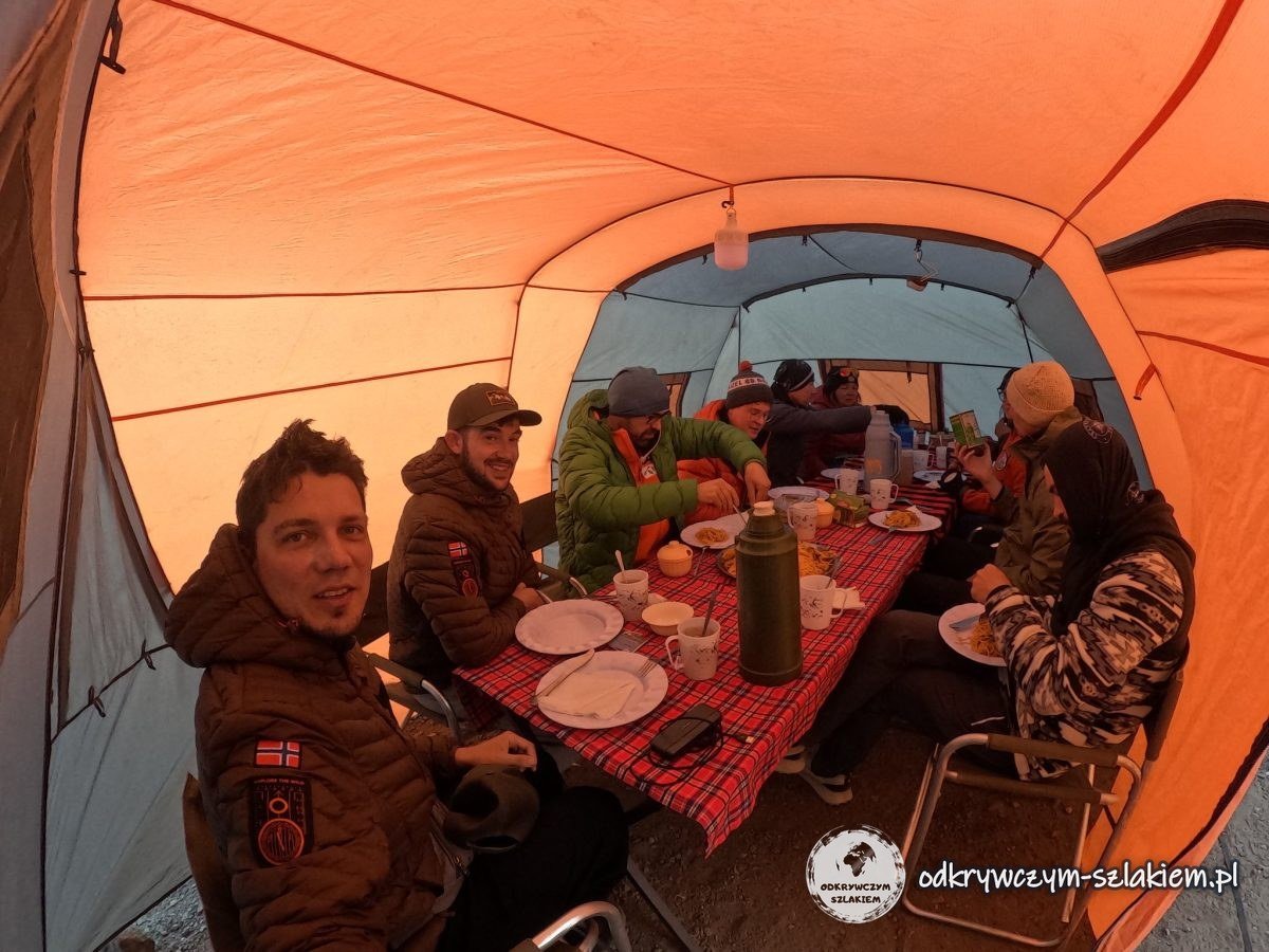 Wspólny posiłek w namiocie-mesie w Barafu Camp