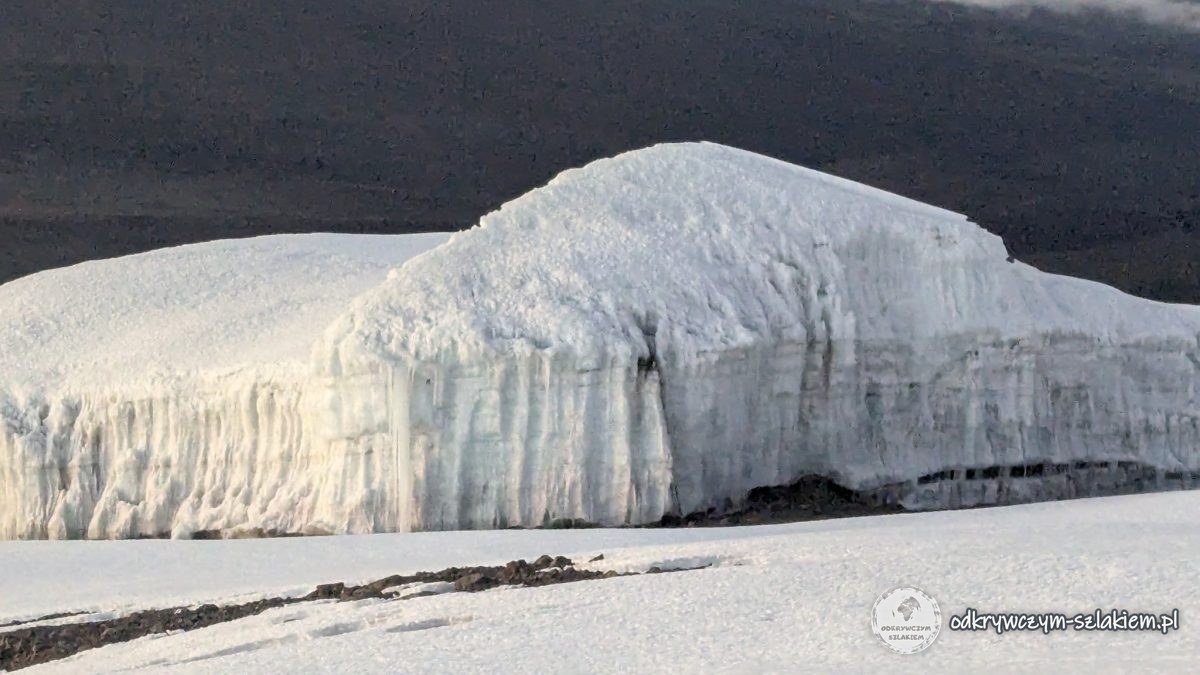 Ściana lodowca na Kibo widziana ze szlaku między Stella Point a Uhuru Peak