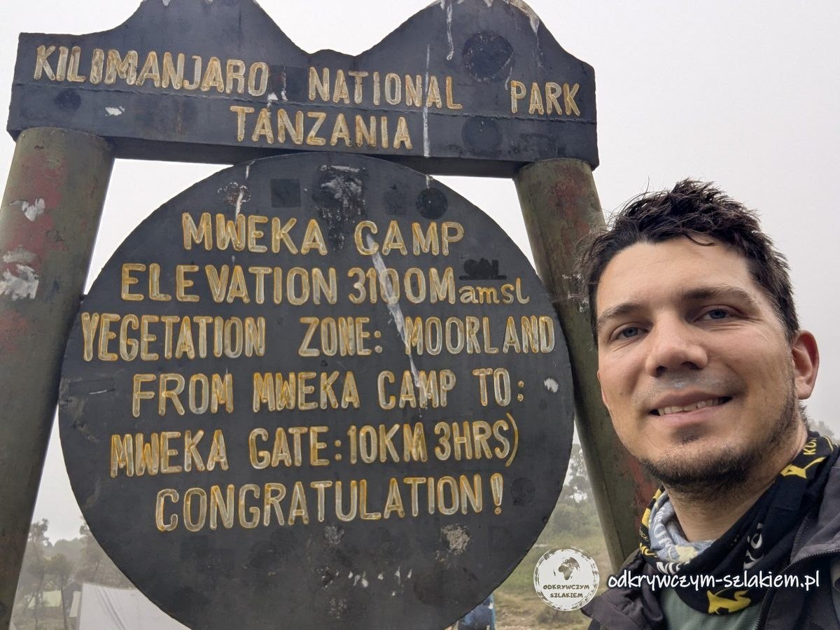 Selfie przy tablicy Mweka Camp (3100 m n.p.m.) – do bramy Mweka Gate 10 km i 3 godziny