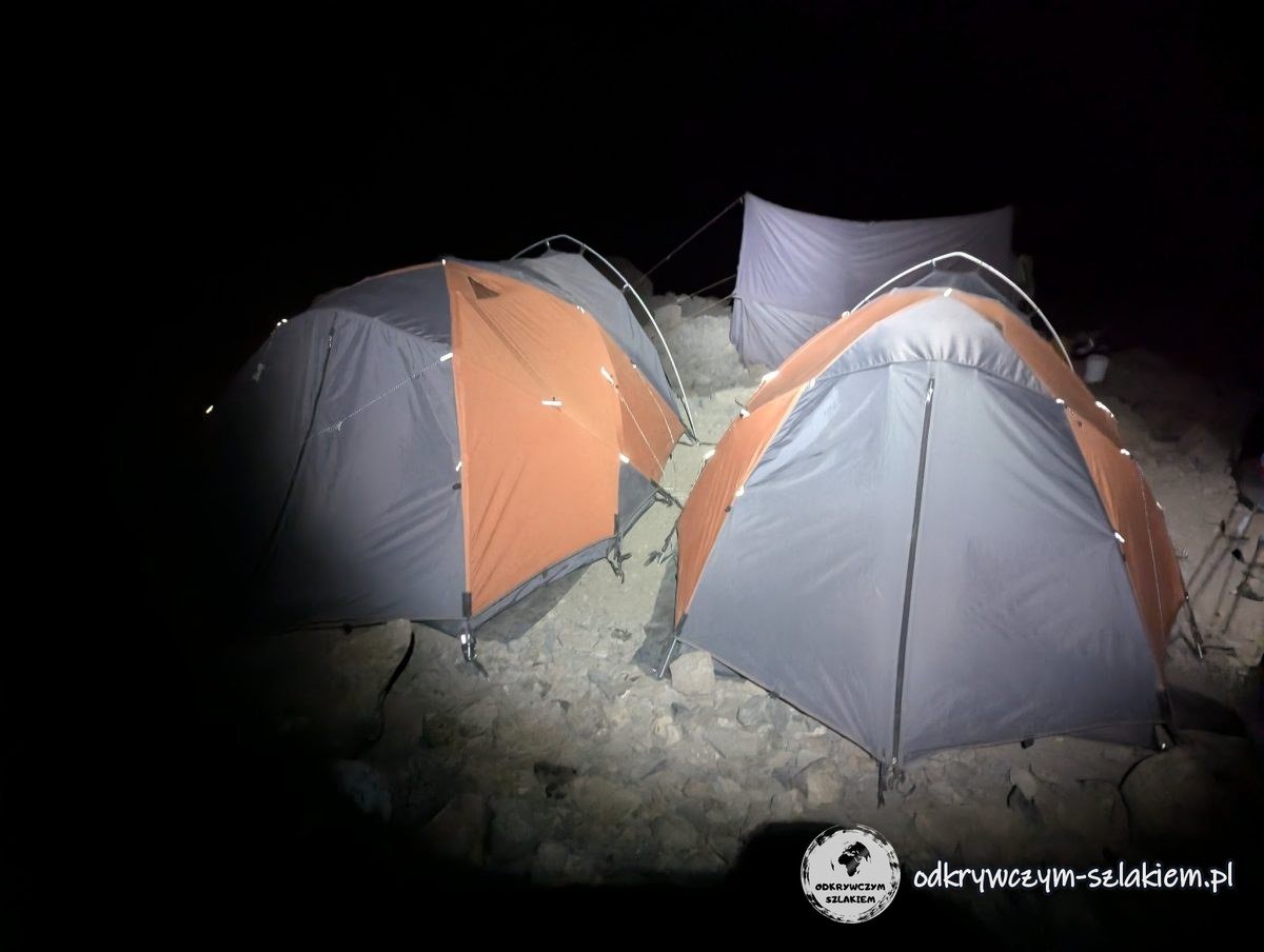 Namioty w Barafu Camp nocą w świetle czołówki, tuż przed wyjściem na atak szczytowy