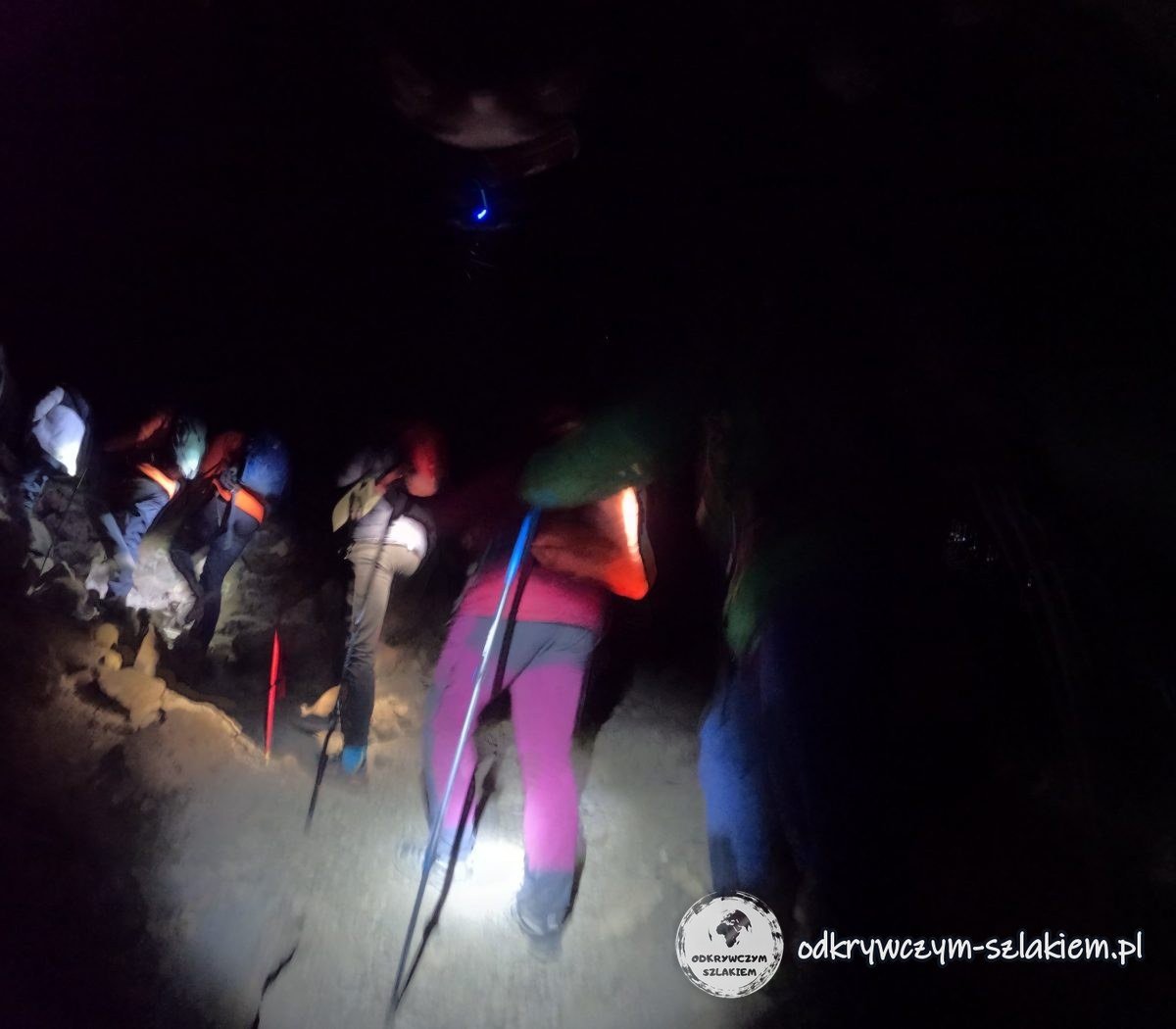 Nocne podejście na Uhuru Peak – kolumna uczestników w świetle czołówek