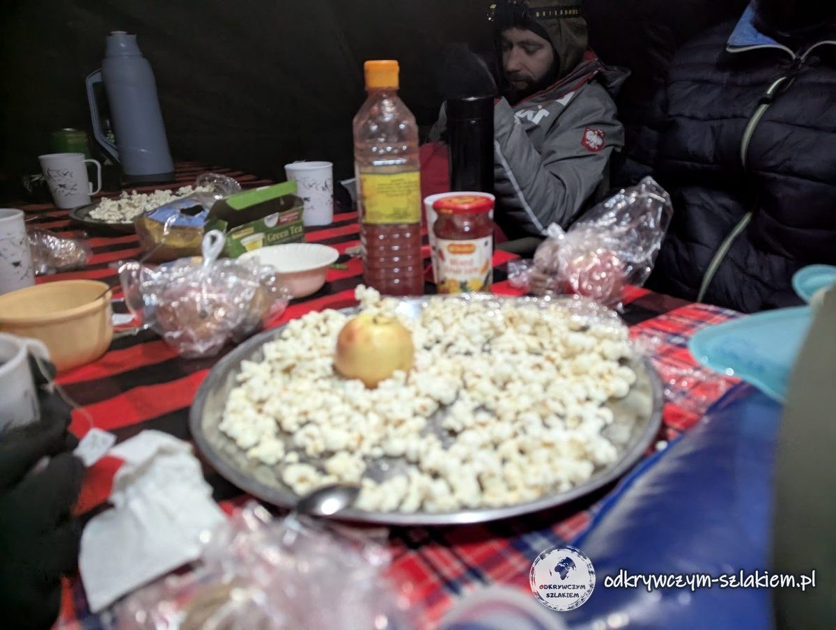 Skromne śniadanie przed północą w namiocie-mesie – popcorn, herbata i ciastka