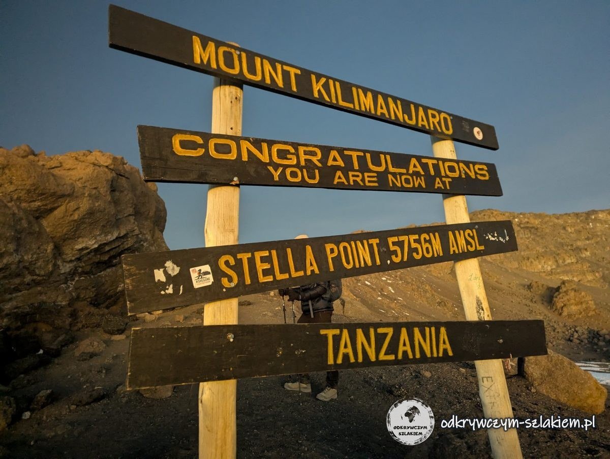 Tablica Stella Point (5756 m n.p.m.) na krawędzi krateru Kibo