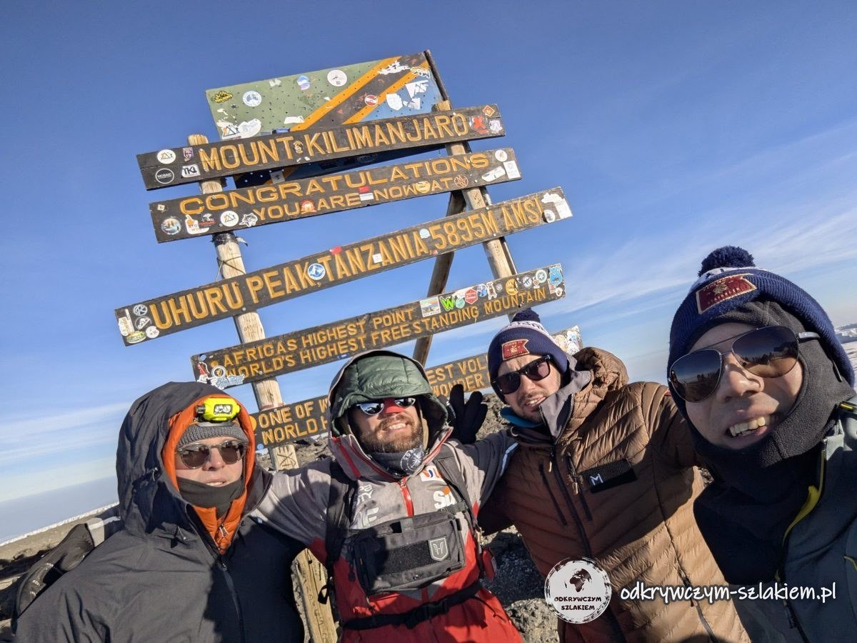 Część naszej ekipy pod tablicą Uhuru Peak na szczycie Kilimandżaro