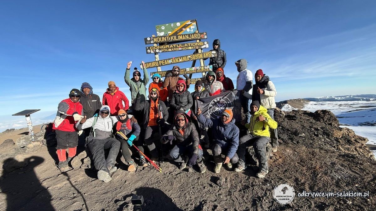 Nasza wyprawa razem z przewodnikami i pomocnikami pod tablicą Uhuru Peak