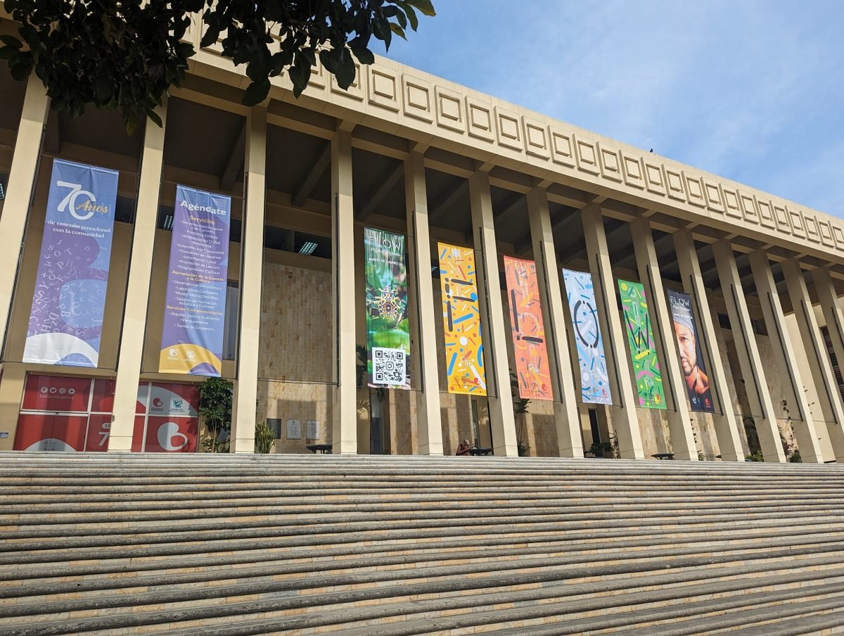 Gmach Biblioteki Departamentalnej w Cali z kolorowymi banerami między kolumnami