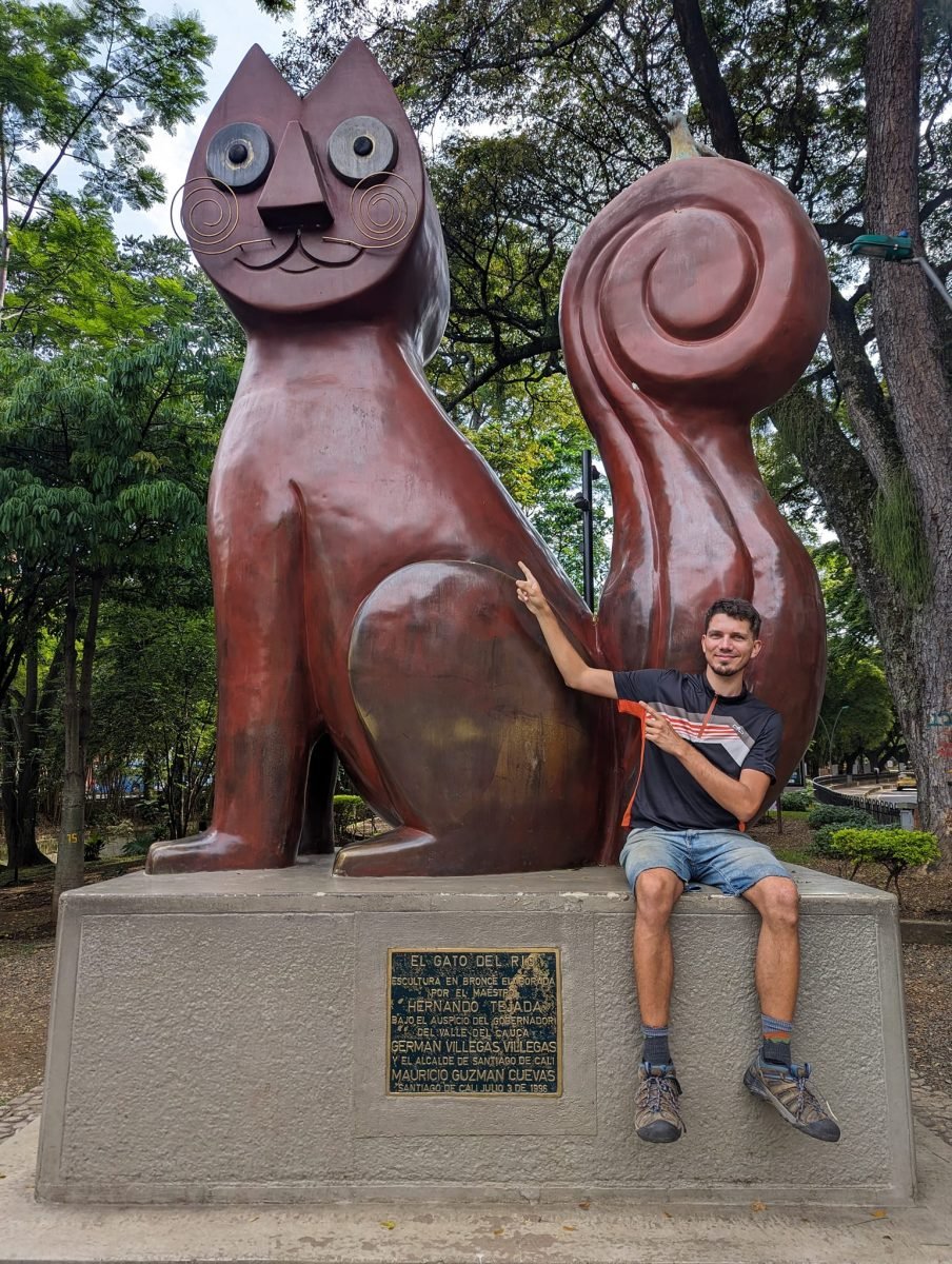 Maciek przy rzeźbie kota w parku El Gato del Río w Cali