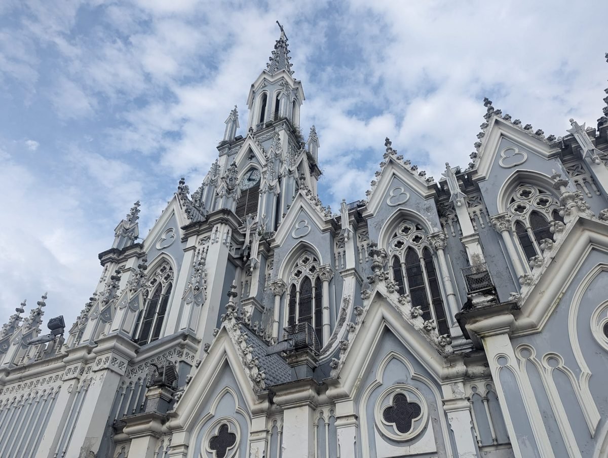 Neogotycka fasada kościoła La Ermita w Cali na tle nieba z chmurami