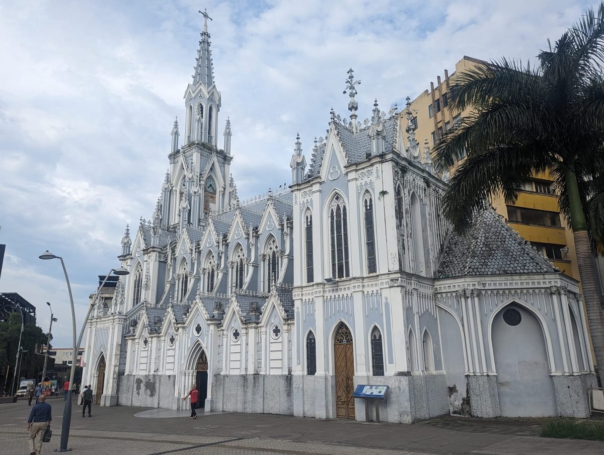 Biało-szary neogotycki kościół La Ermita w centrum Cali