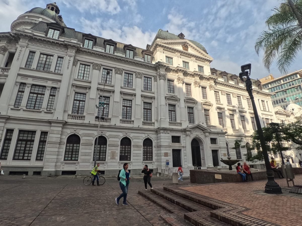 Biały Pałac Narodowy z napisem Justicia i fontanną na placu w centrum Cali