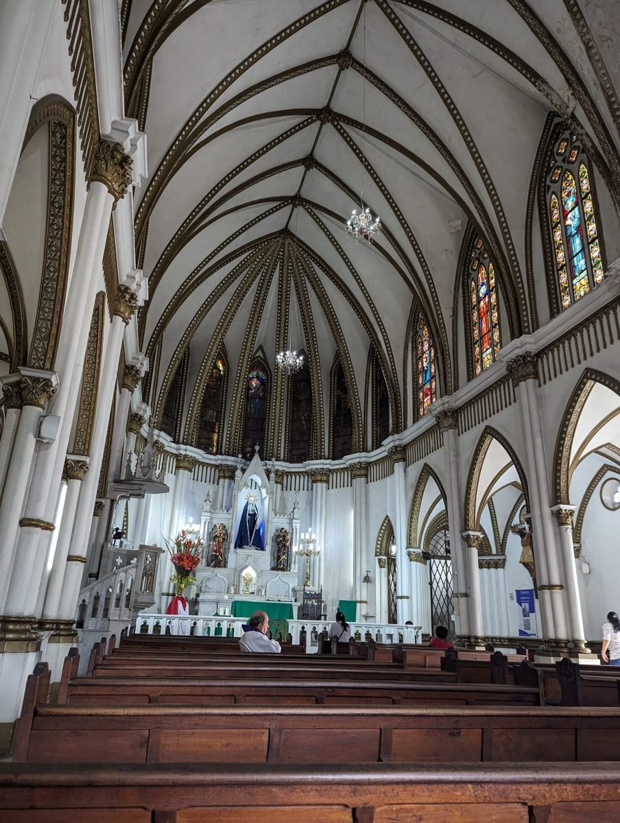 Biało-złote neogotyckie wnętrze kościoła La Ermita w Cali
