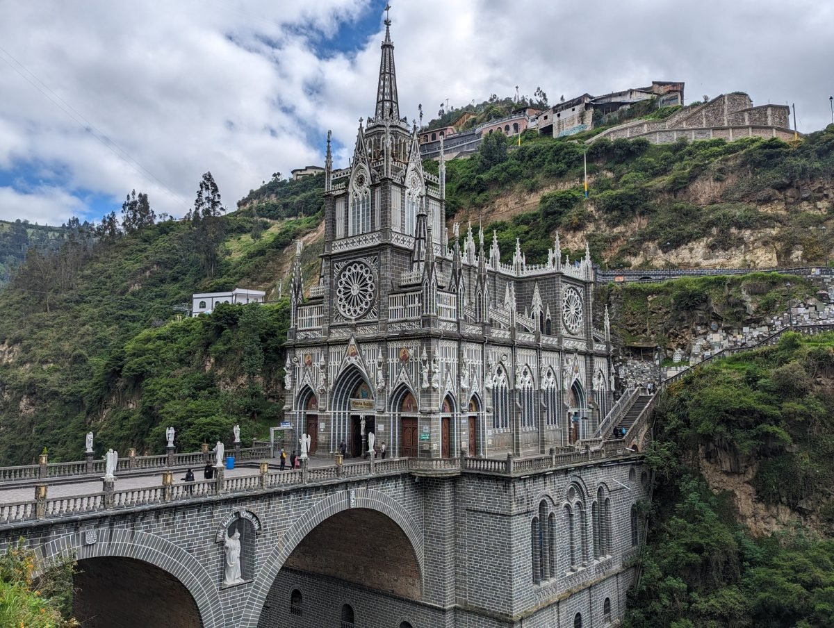 Neogotyckie sanktuarium Las Lajas na moście nad kanionem rzeki Guáitara