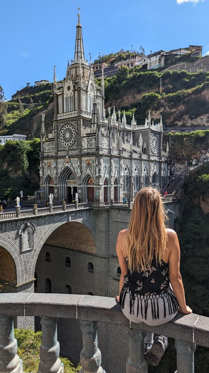 Patrycja siedzi na balustradzie i patrzy na sanktuarium Las Lajas