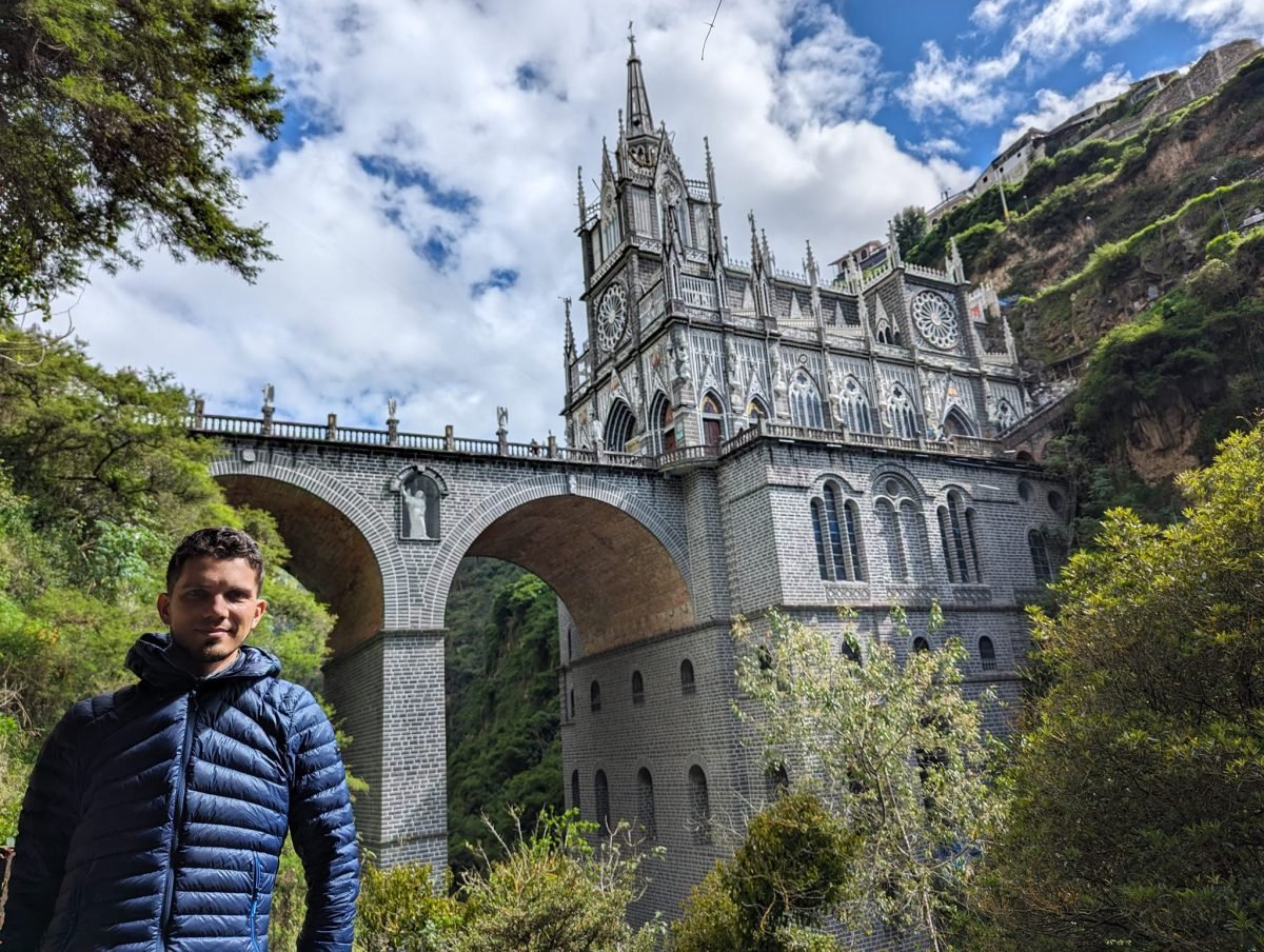 Maciek na tle sanktuarium Las Lajas w kanionie rzeki Guáitara