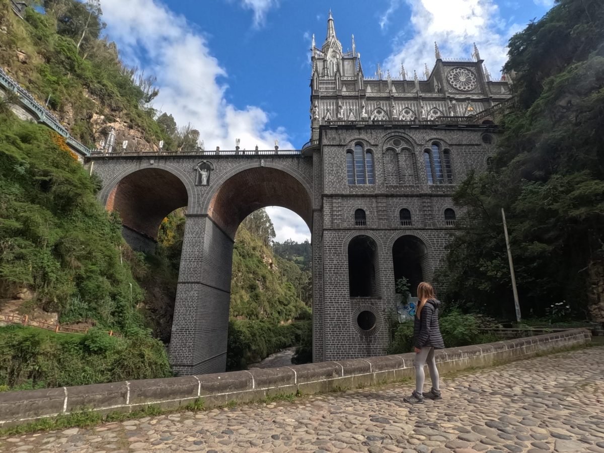 Patrycja przed mostem i sanktuarium Las Lajas widzianymi od dołu