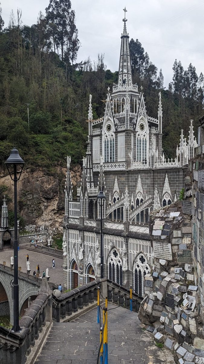 Sanktuarium Las Lajas widziane ze schodów, na skale setki tabliczek wotywnych