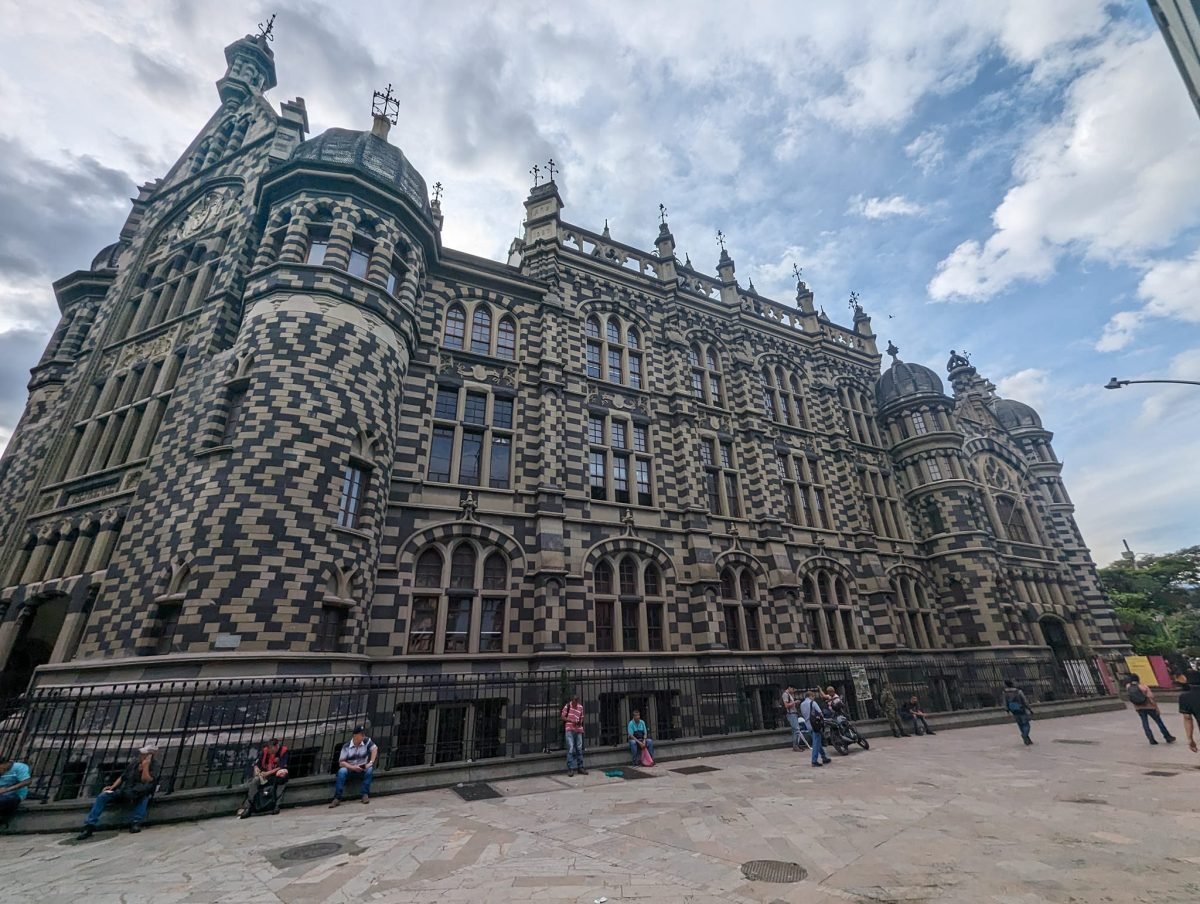 Pałac Kultury Rafaela Uribe Uribe z czarno-białą fasadą przy placu Botero w centrum Medellín