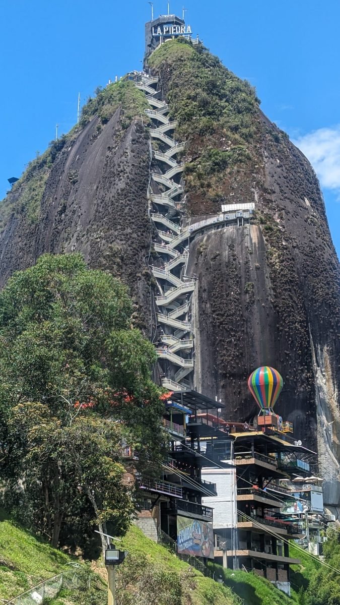 El Peñón de Guatapé ze schodami widziany od podnóża skały