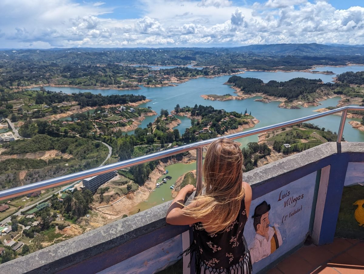 Patrycja na tarasie na szczycie El Peñón de Guatapé przy muralu